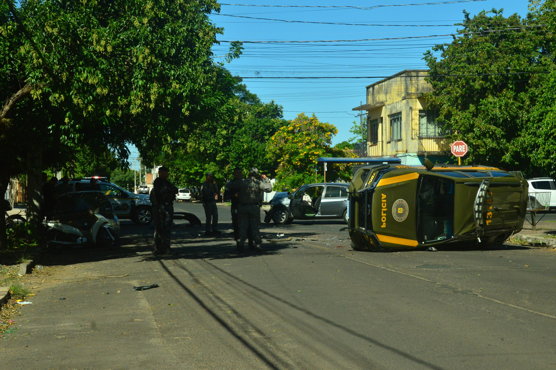 OAB Barro Preto - Viatura do 4º BP Choque tomba em acidente