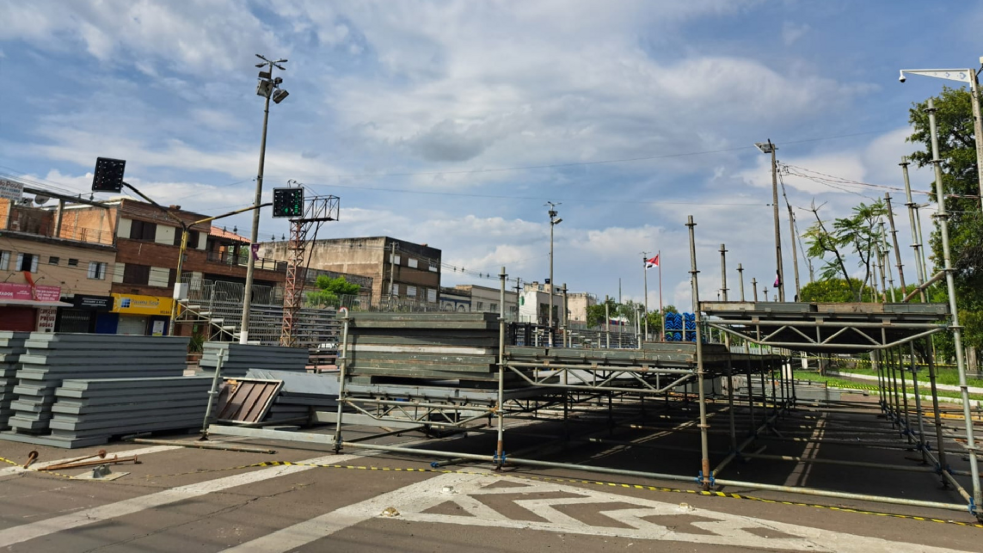 OAB Barro Preto - Montagem das arquibancadas causa bloqueios no trânsito