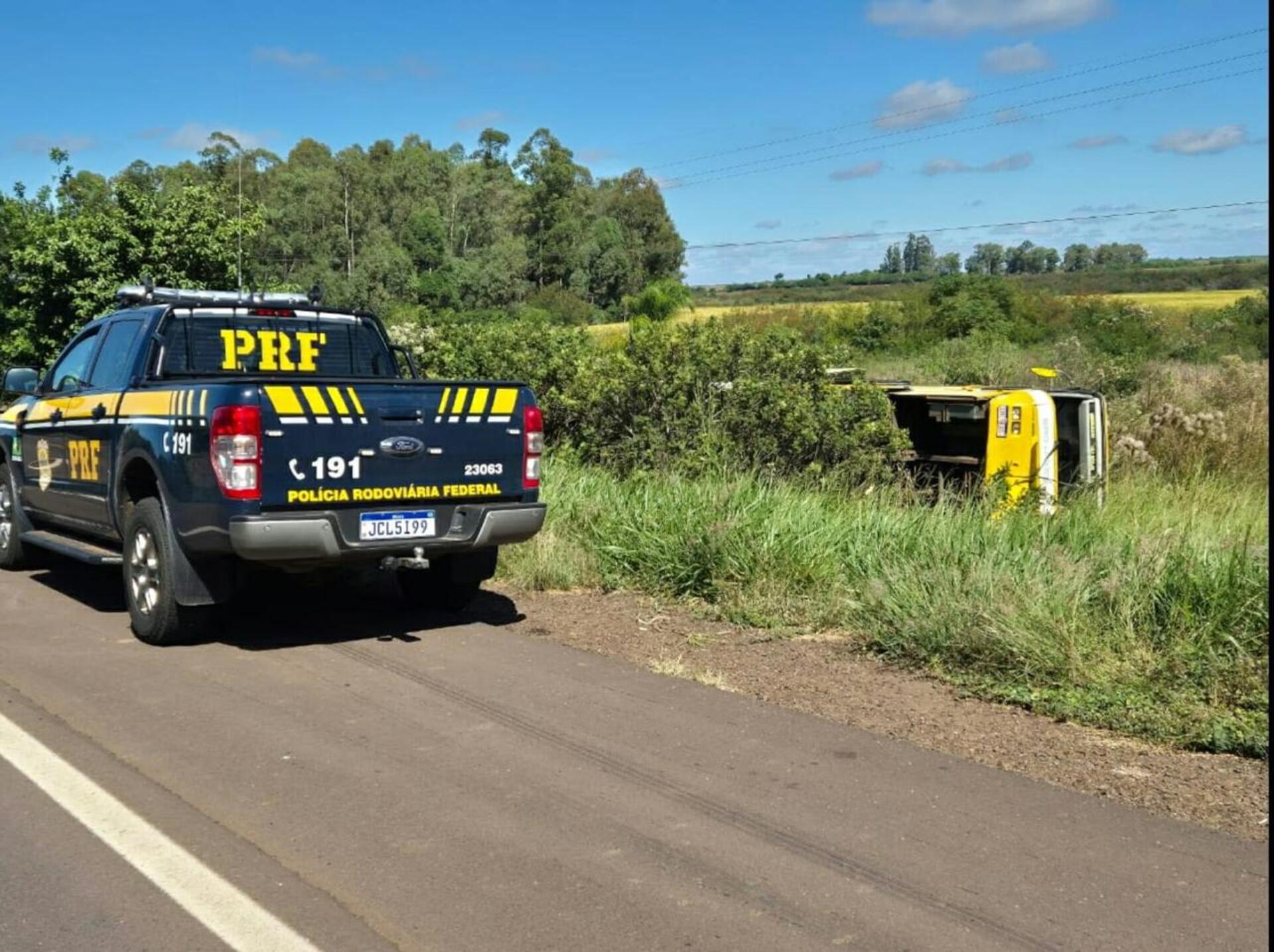 OAB Barro Preto - Ônibus sai da pista e tomba entre São Borja e Itaqui