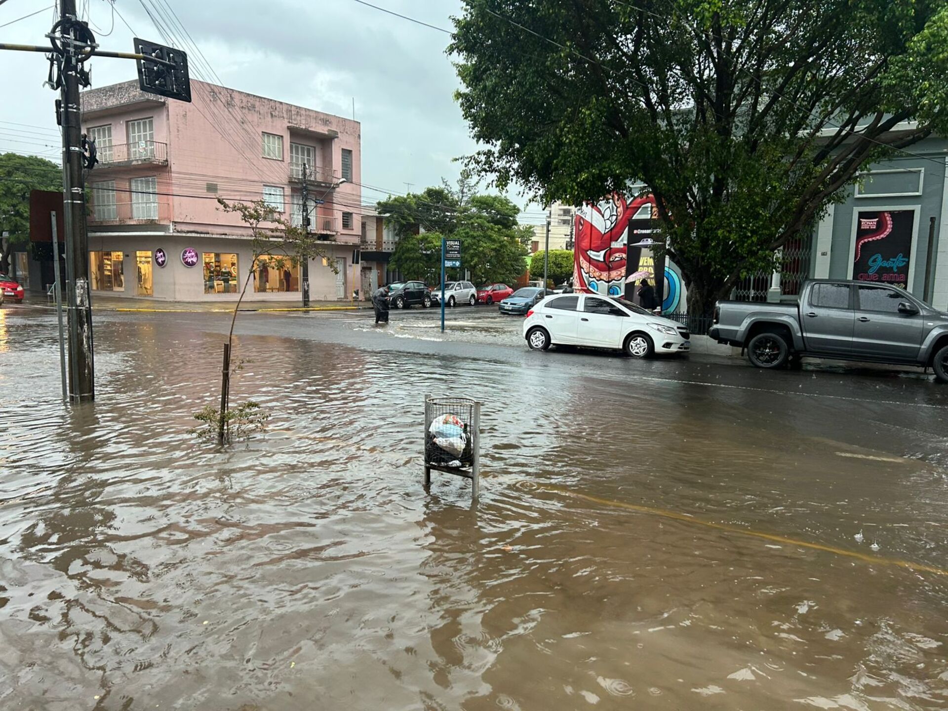 OAB Barro Preto - Temporal deixa ruas alagadas em Uruguaiana