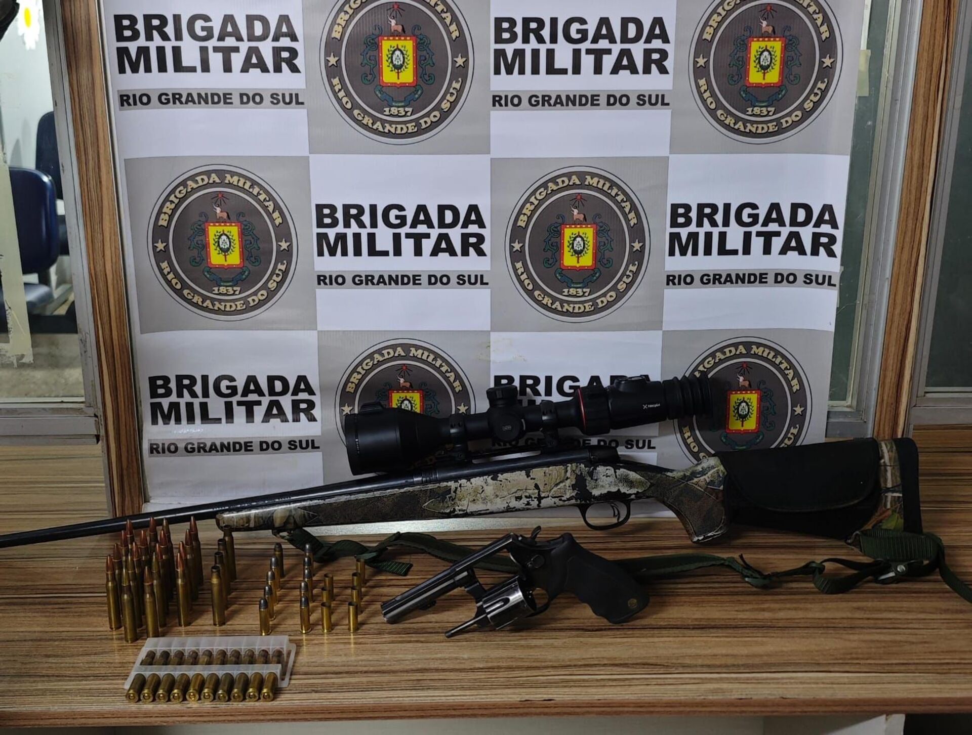OAB Barro Preto - Brigada Militar apreende arsenal em ocorrência de Maria da Penha