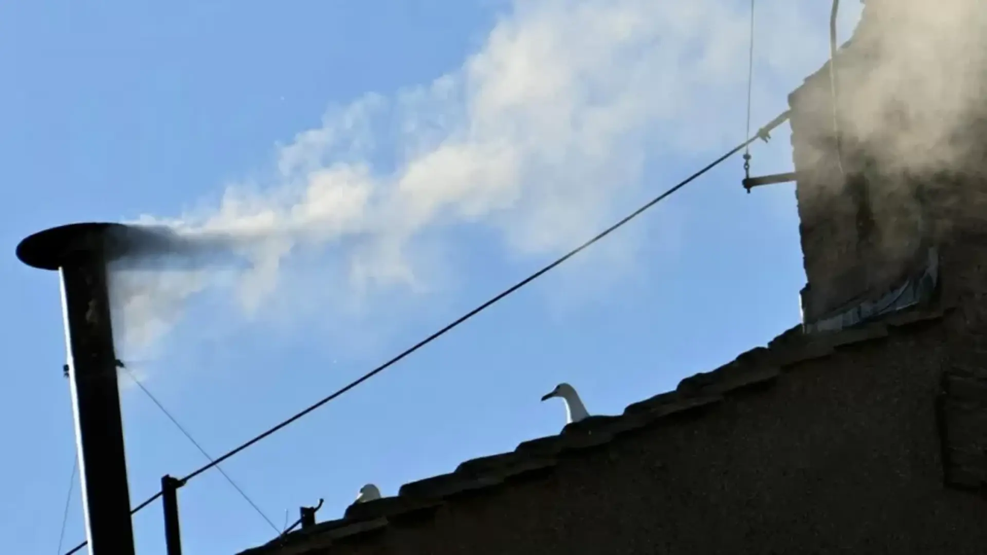 OAB Barro Preto - Fumaça branca sai da Capela Sistina, indicando a escolha do novo papa