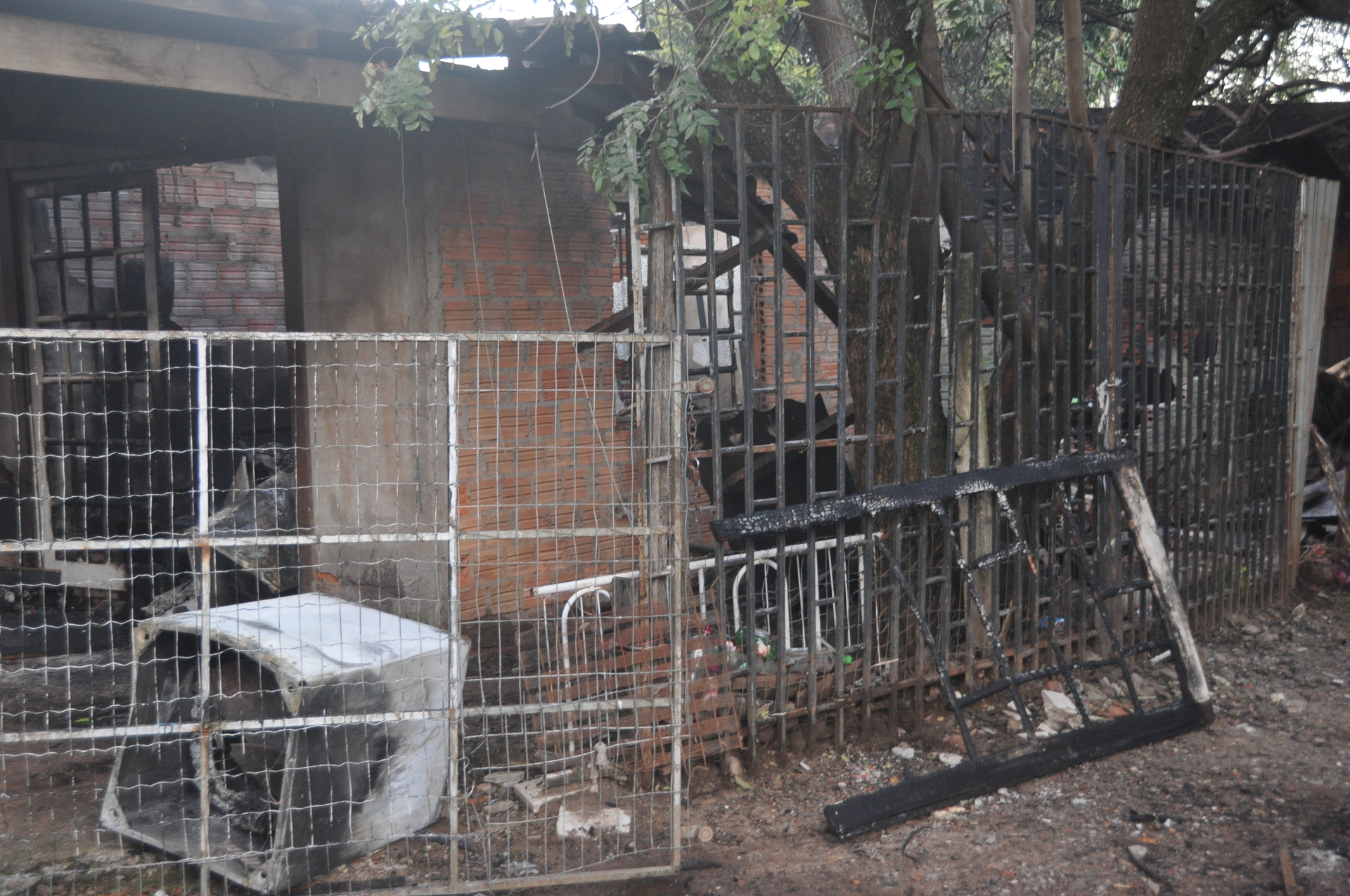 OAB Barro Preto - Incêndio destrói casa e deixa uma vítima fatal no bairro Bela Vista