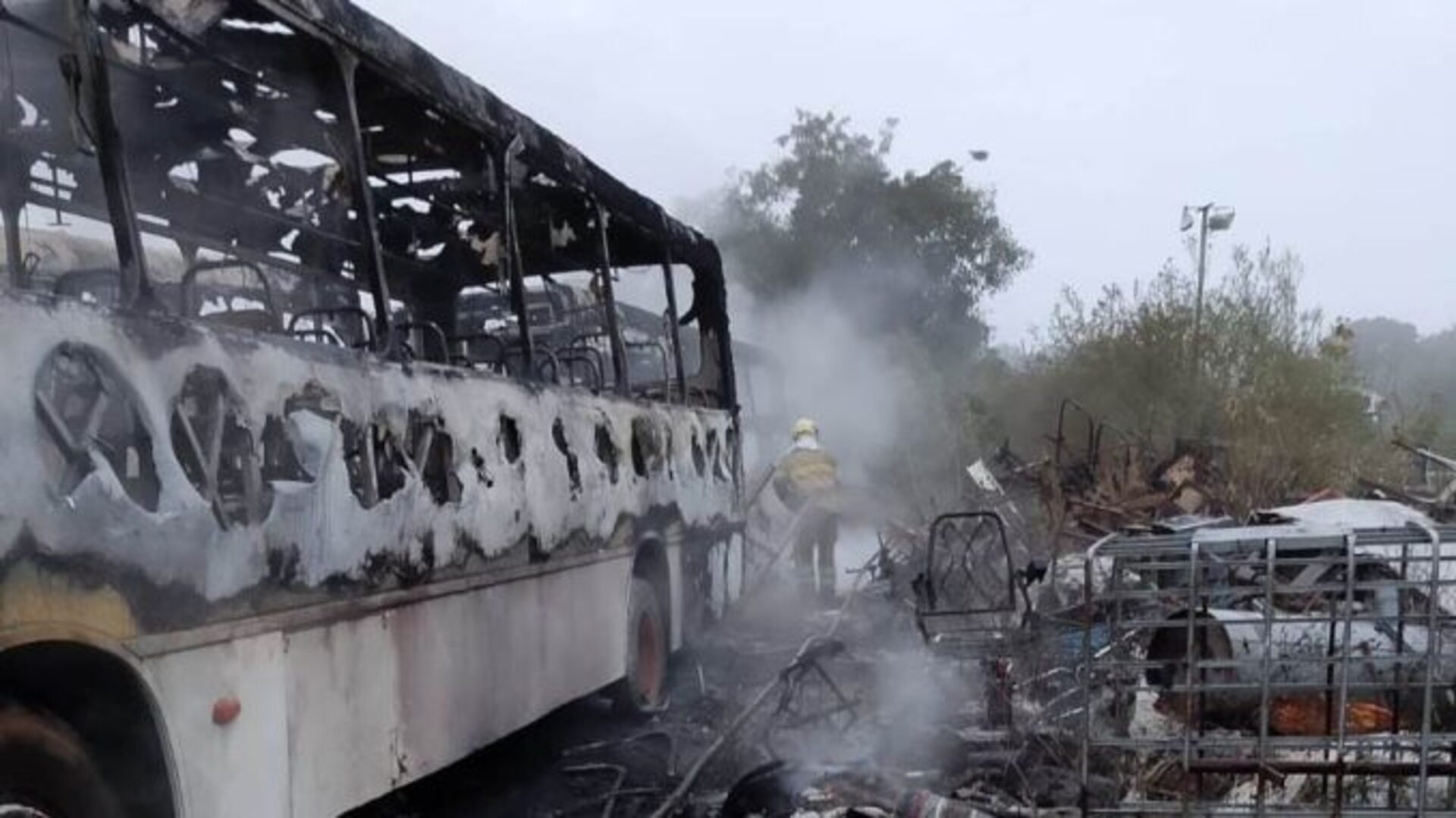 OAB Barro Preto - Incêndio consome garagem de transportadora em Alegrete