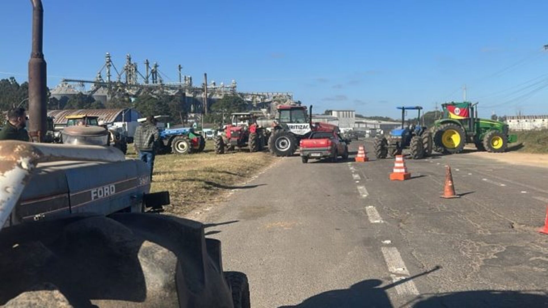 OAB Barro Preto - Produtores rurais bloqueiam a BR-290 em novo protesto