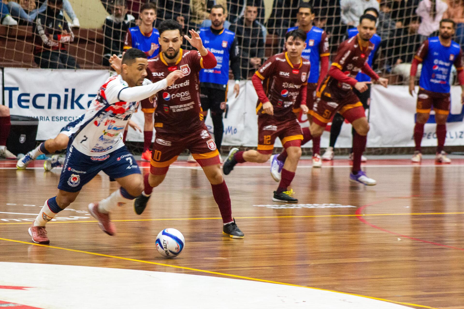 OAB Barro Preto - AEU perde para o Santa Rosa em jogo marcado por expulsões