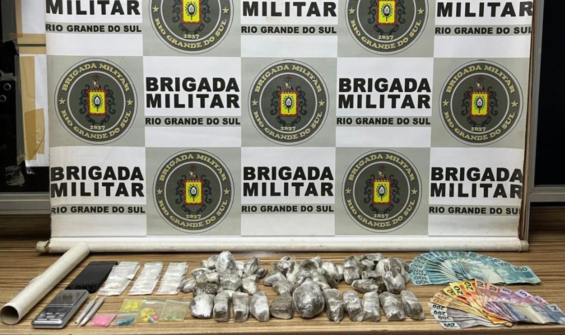 OAB Barro Preto - Dupla é presa com mais de 120 porções de drogas