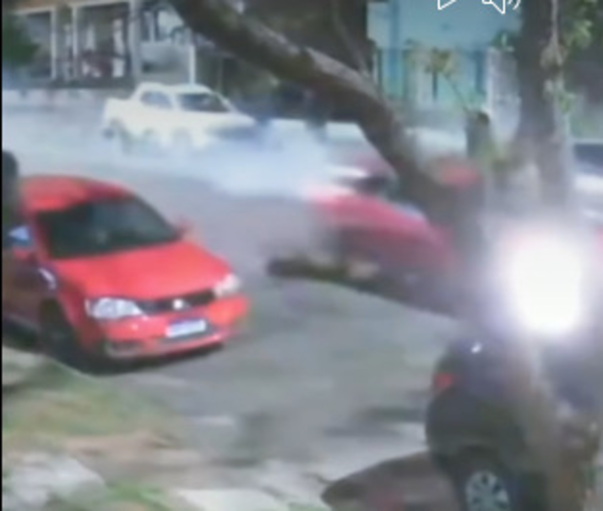 OAB Barro Preto - Motorista é preso após colidir em outros veículos durante disputa de racha