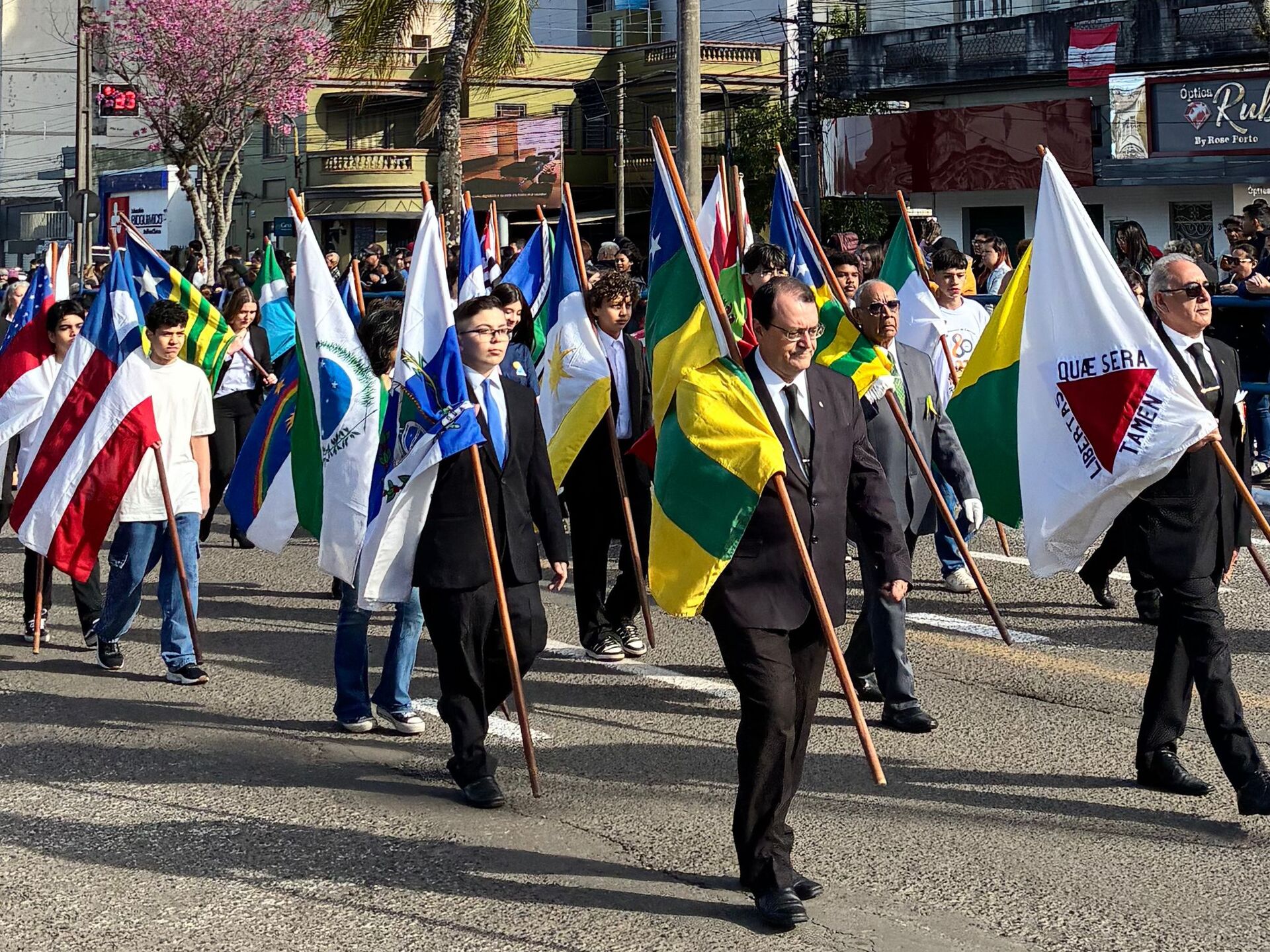 OAB Barro Preto - Desfile Cívico Militar reuniu multidão na Avenida Presidente Vargas