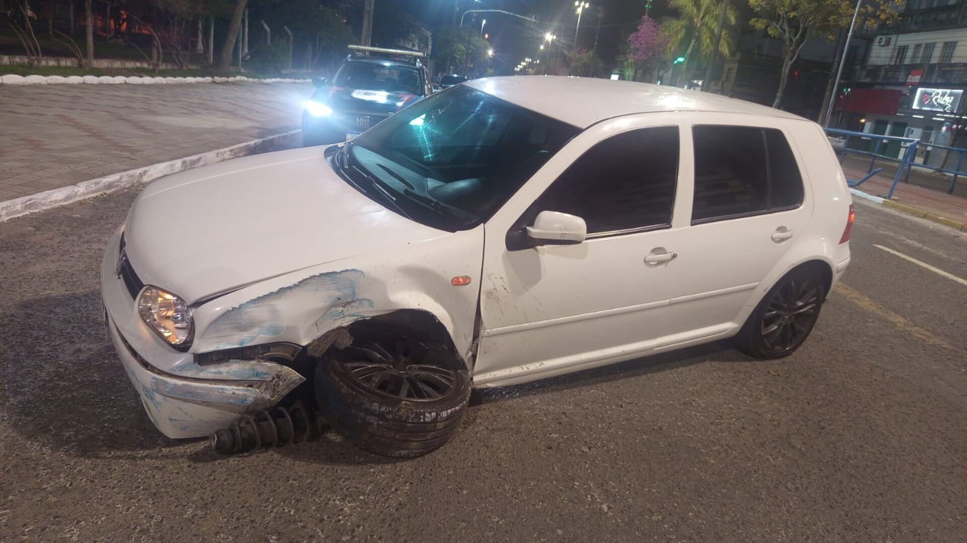 OAB Barro Preto - Motorista é preso após bater na ciclovia da Presidente