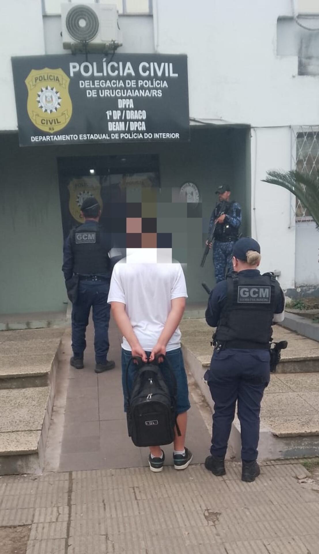 OAB Barro Preto - Adolescente é apreendido com maconha em escola
