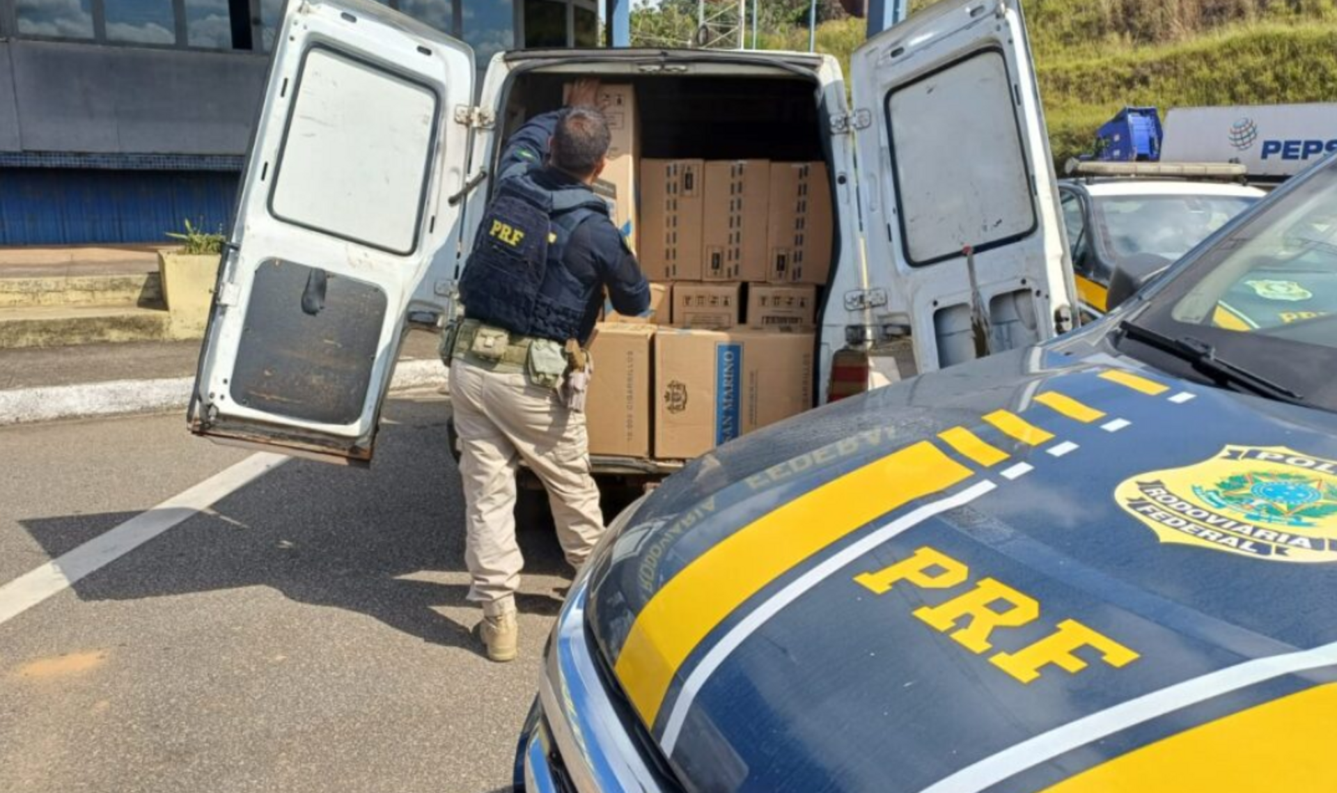 OAB Barro Preto - PRF prende homem com 30 mil maços de cigarros