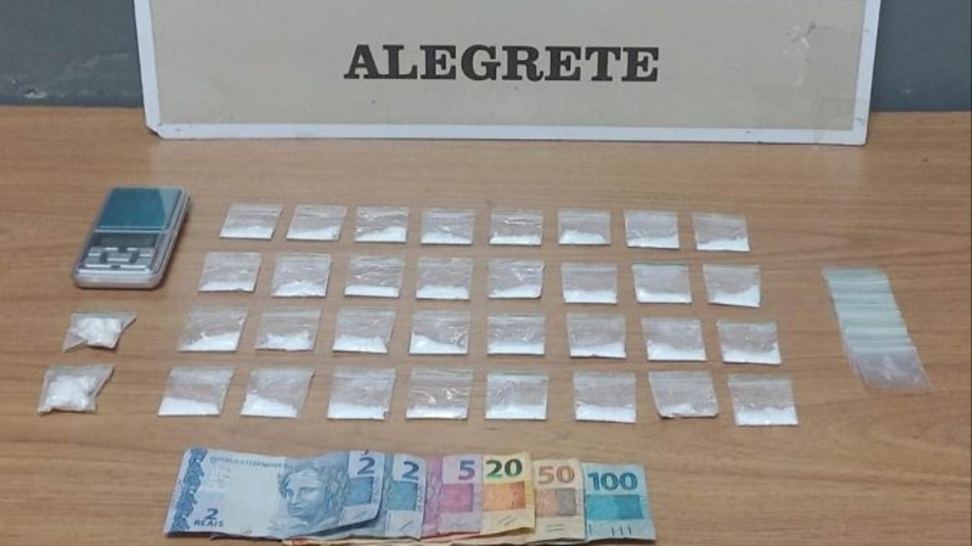 OAB Barro Preto - Cocaína escondida em pote de chicletes leva homem à prisão