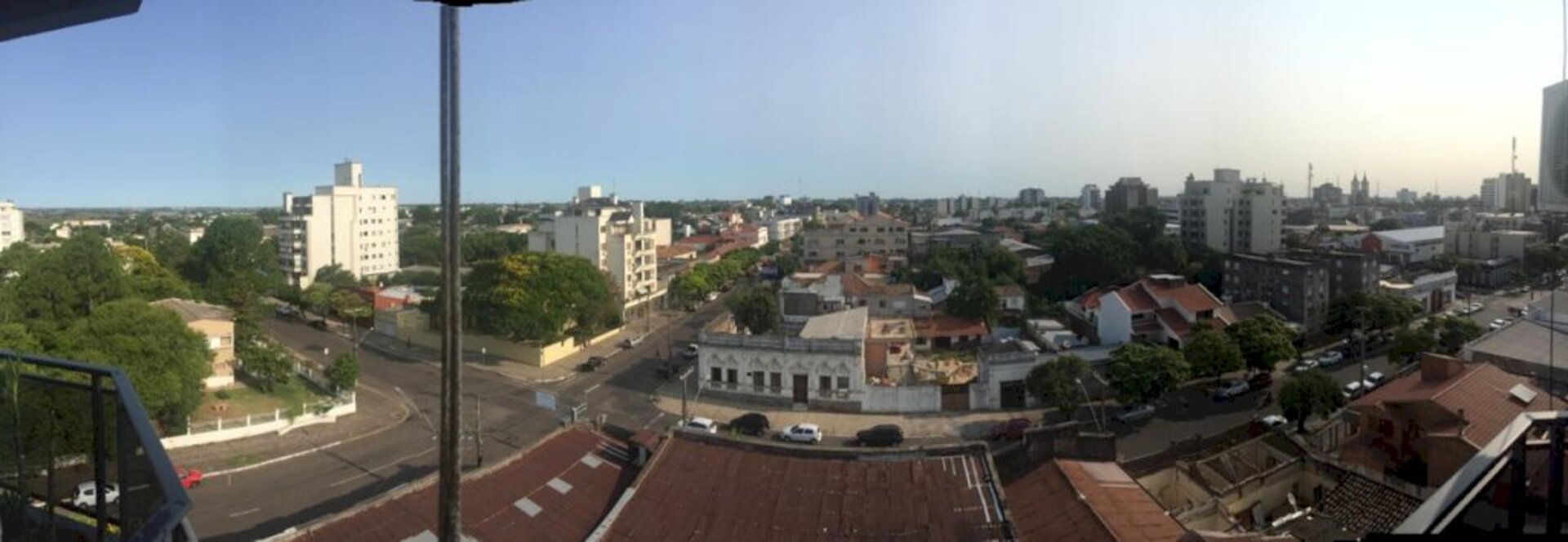 À Leste, céu azul; à Oeste, céu acinzentado.