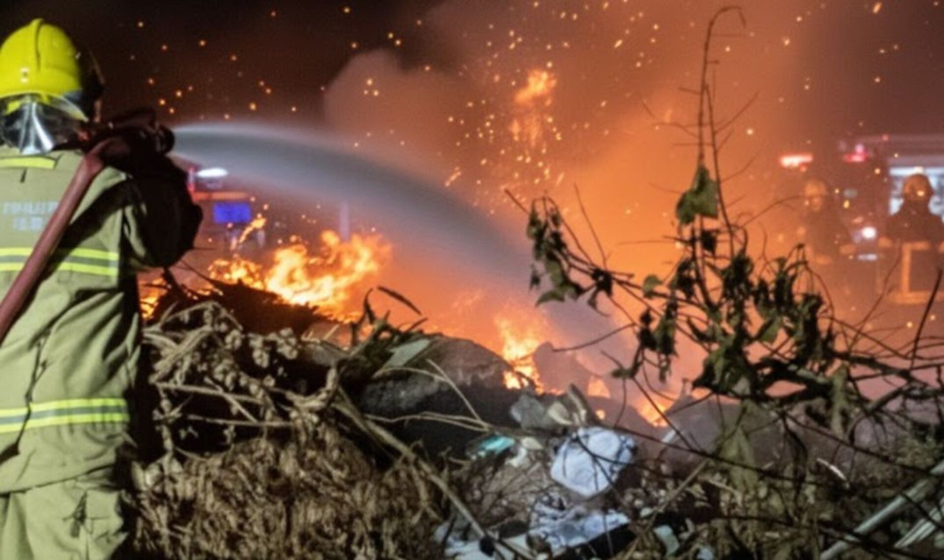 OAB Barro Preto - Fogo atinge área com resíduos às margens da BR-472