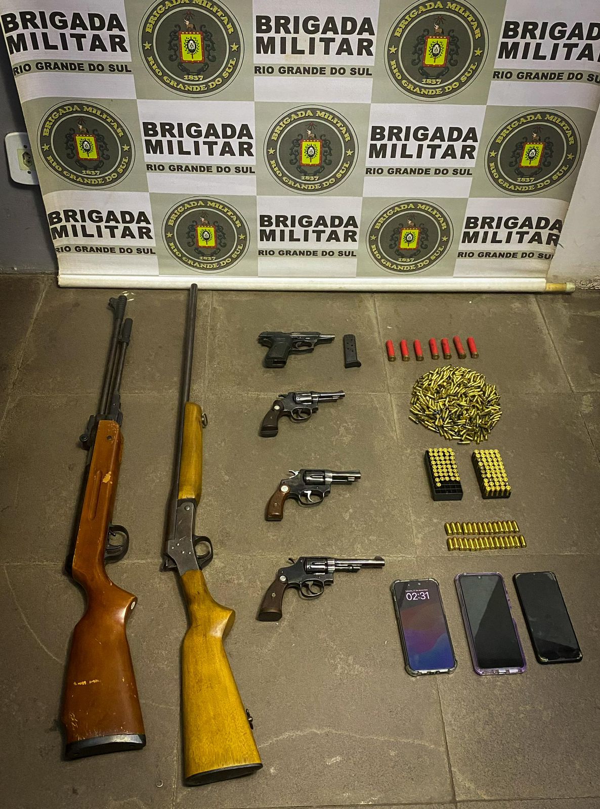 OAB Barro Preto - Choque prende dois homens por posse ilegal de armas  