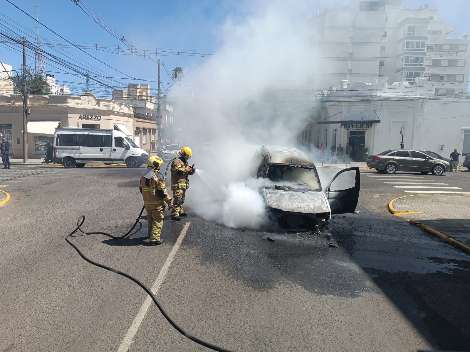 OAB Barro Preto - Incêndio destrói automóvel na Treze de Maio