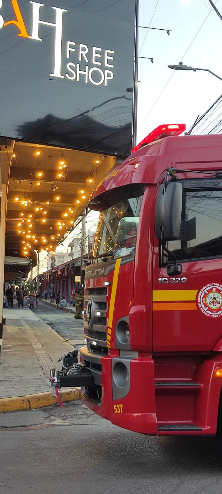 OAB Barro Preto - Incêndio em poste é controlado antes de atingir camelódromo 