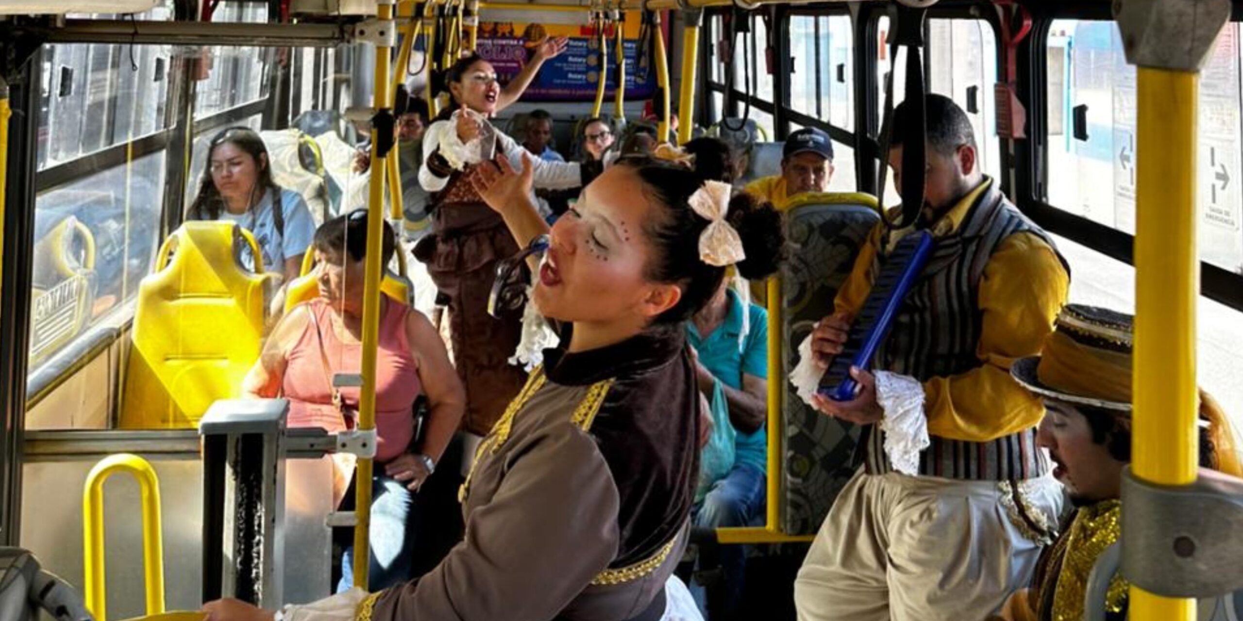 OAB Barro Preto - Caravana da Alegria transforma ônibus urbanos em palco cultural 