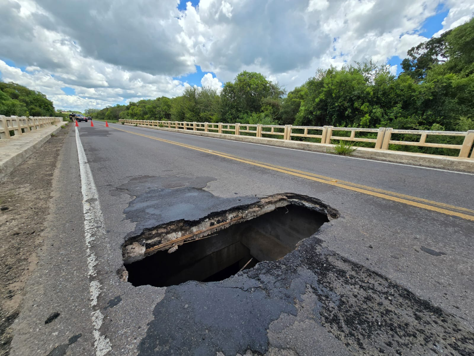 OAB Barro Preto - Cratera em ponte provoca restrição de tráfego na BR-290