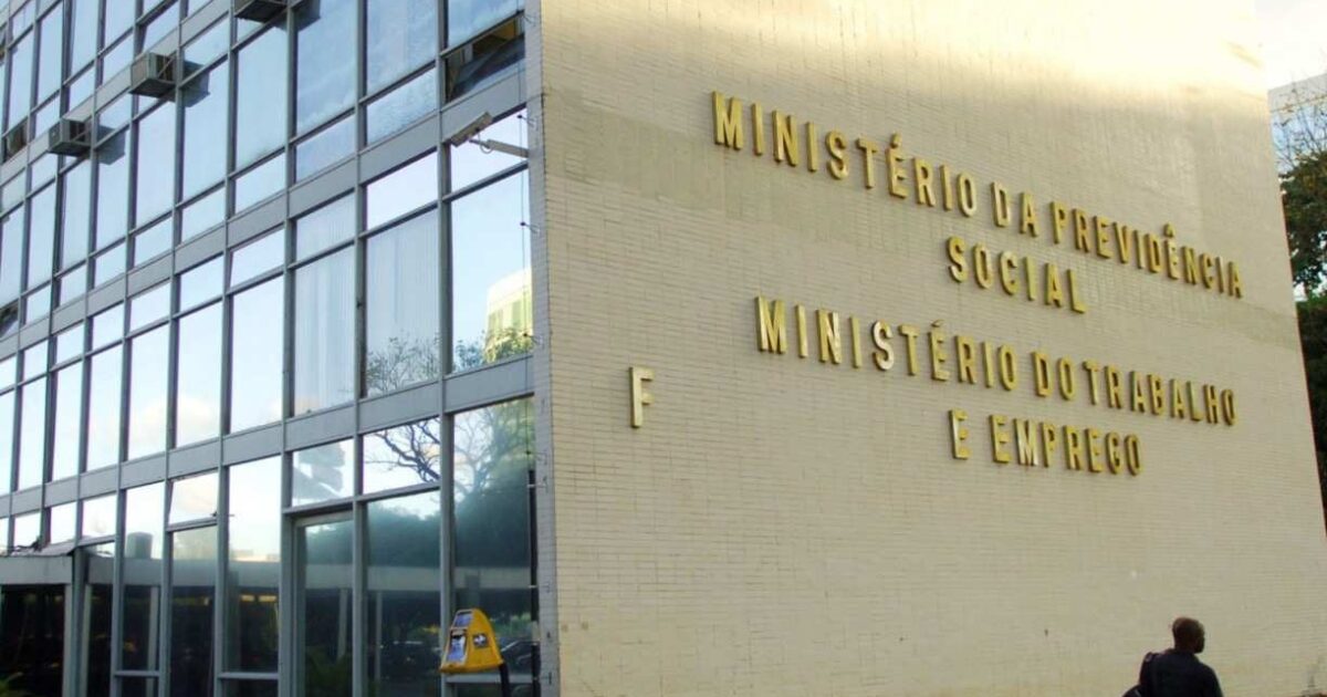 OAB Barro Preto - Governo adia regra sobre trabalho em feriados no comércio