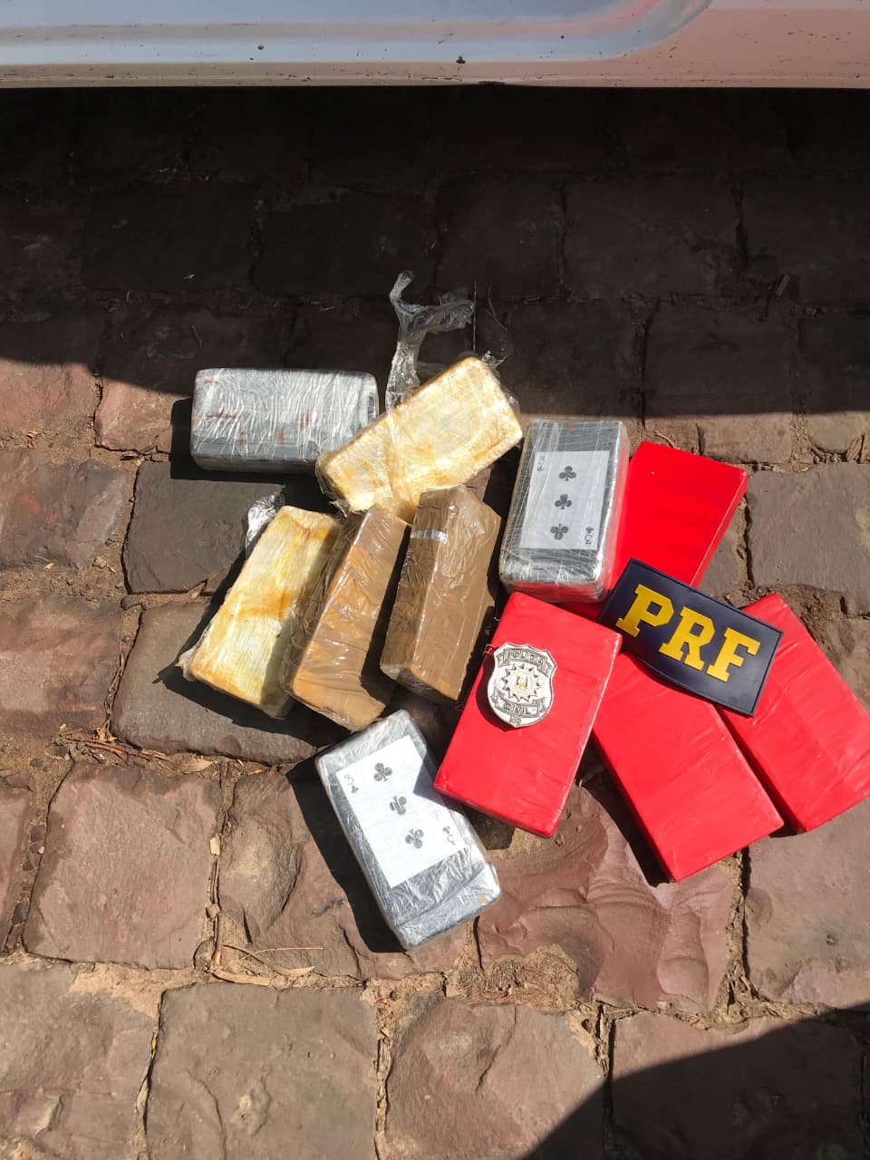 OAB Barro Preto - Polícia Civil e PRF prendem dupla com mais de R$ 700 mil em drogas