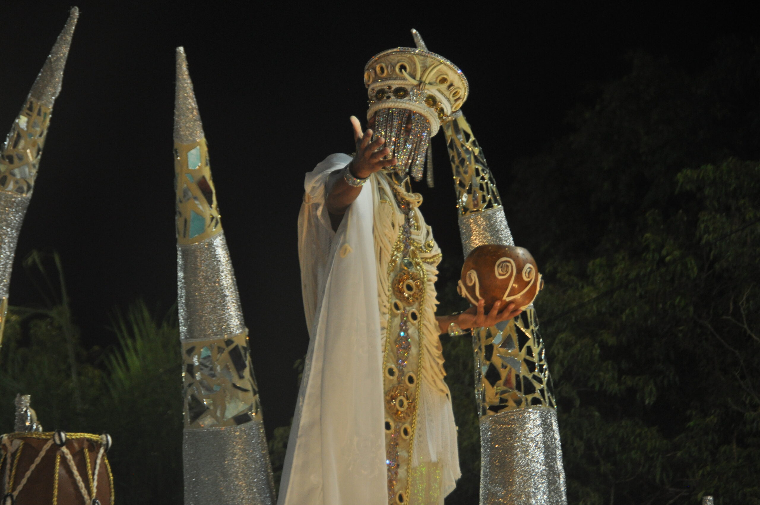 OAB Barro Preto - Segunda noite leva à avenida a tradição das religiões de matriz africana