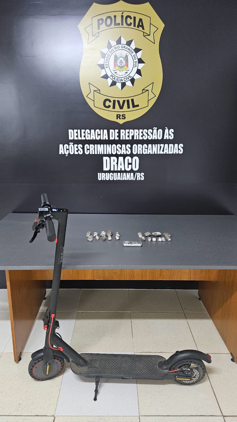 OAB Barro Preto - Dupla é presa por tráfico após entregar drogas com patinete elétrico
