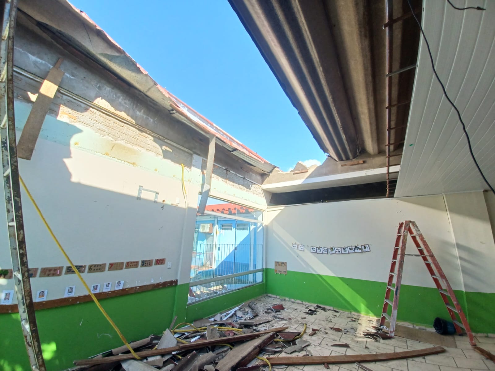 OAB Barro Preto - Após queda de estrutura, escola inicia retirada de forro e reorganiza turmas