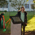 Monumento comemorativo foi instalado em frente ao Laboratório de Nutrição Animal do campus. Créditos: Gabriela Barcellos/JC.