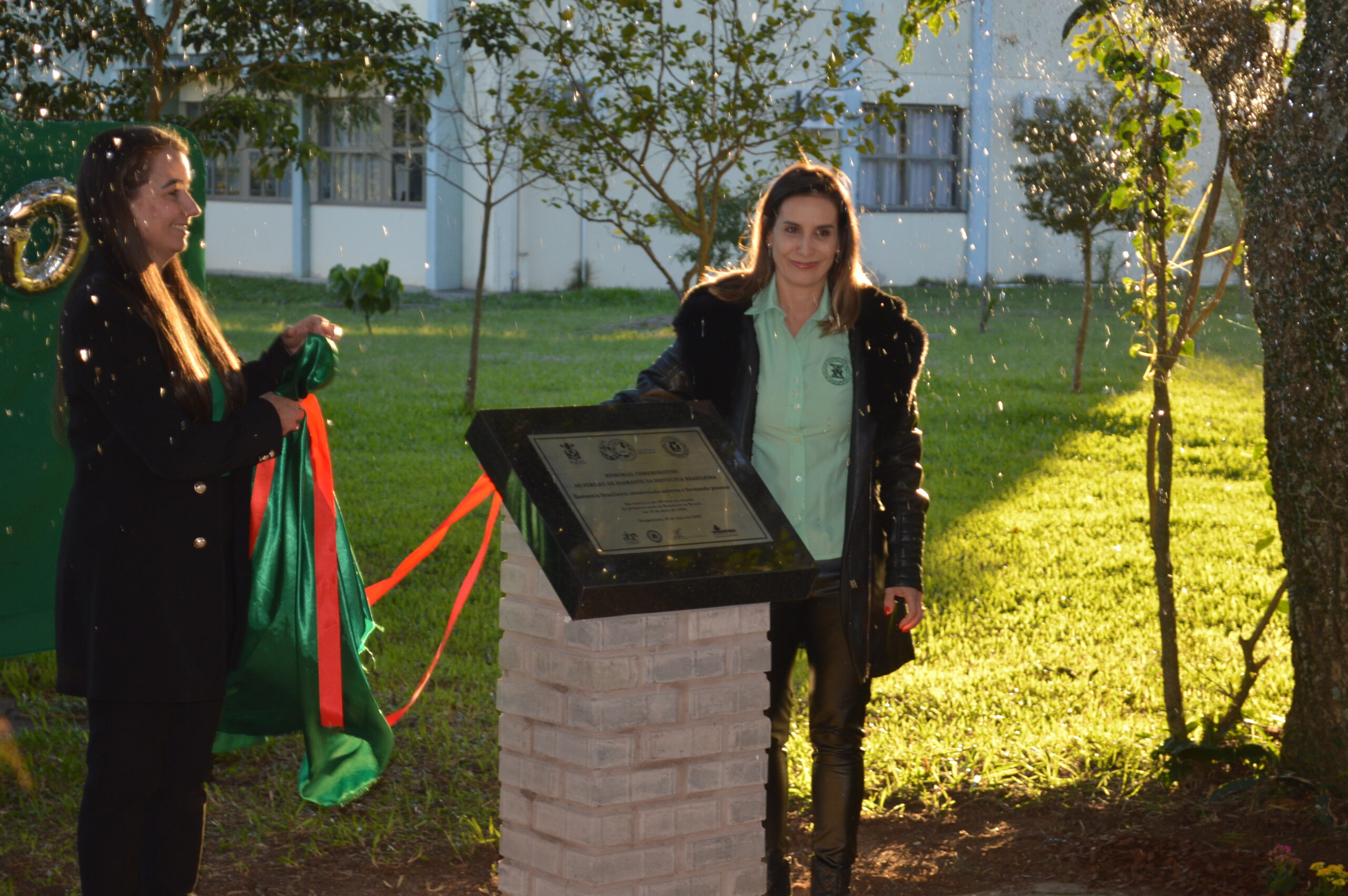 Monumento comemorativo foi instalado em frente ao Laboratório de Nutrição Animal do campus. Créditos: Gabriela Barcellos/JC.