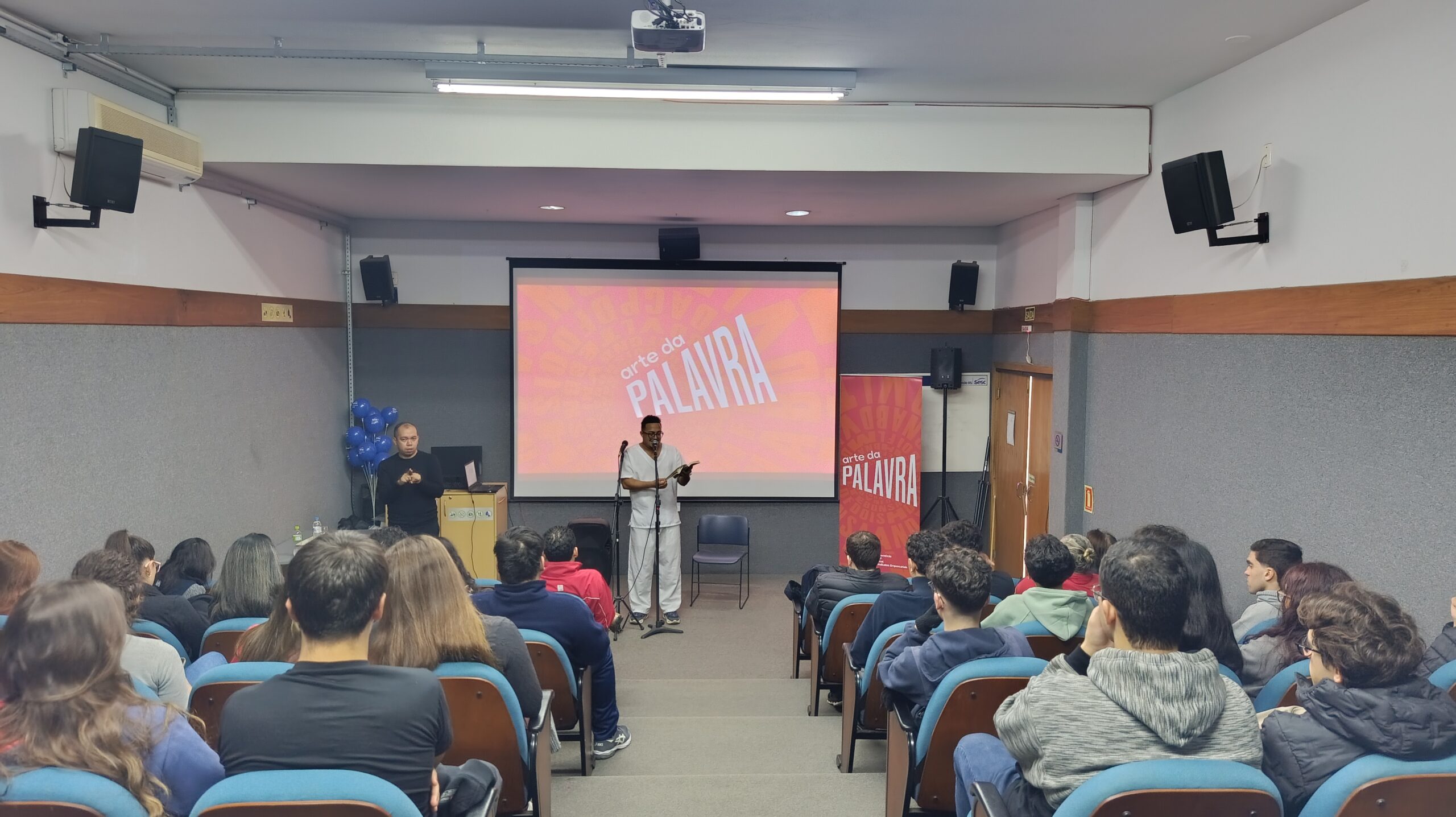 Na parte da manhã, alunos dos colégios União e Elisa Ferrari Valls participaram de um encontro marcado por poesia falada, oralidade e troca cultural. créditos: divulgação/Sesc.