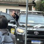 A Polícia desbloqueou o acesso principal à Prefeitura Municipal e bloqueou com viaturas emblemadas, durante o cumprimento dos mandados de busca e apreensão cumpridos na manhã desta quinta. Crétidos: Nilson Corrêa/JC.