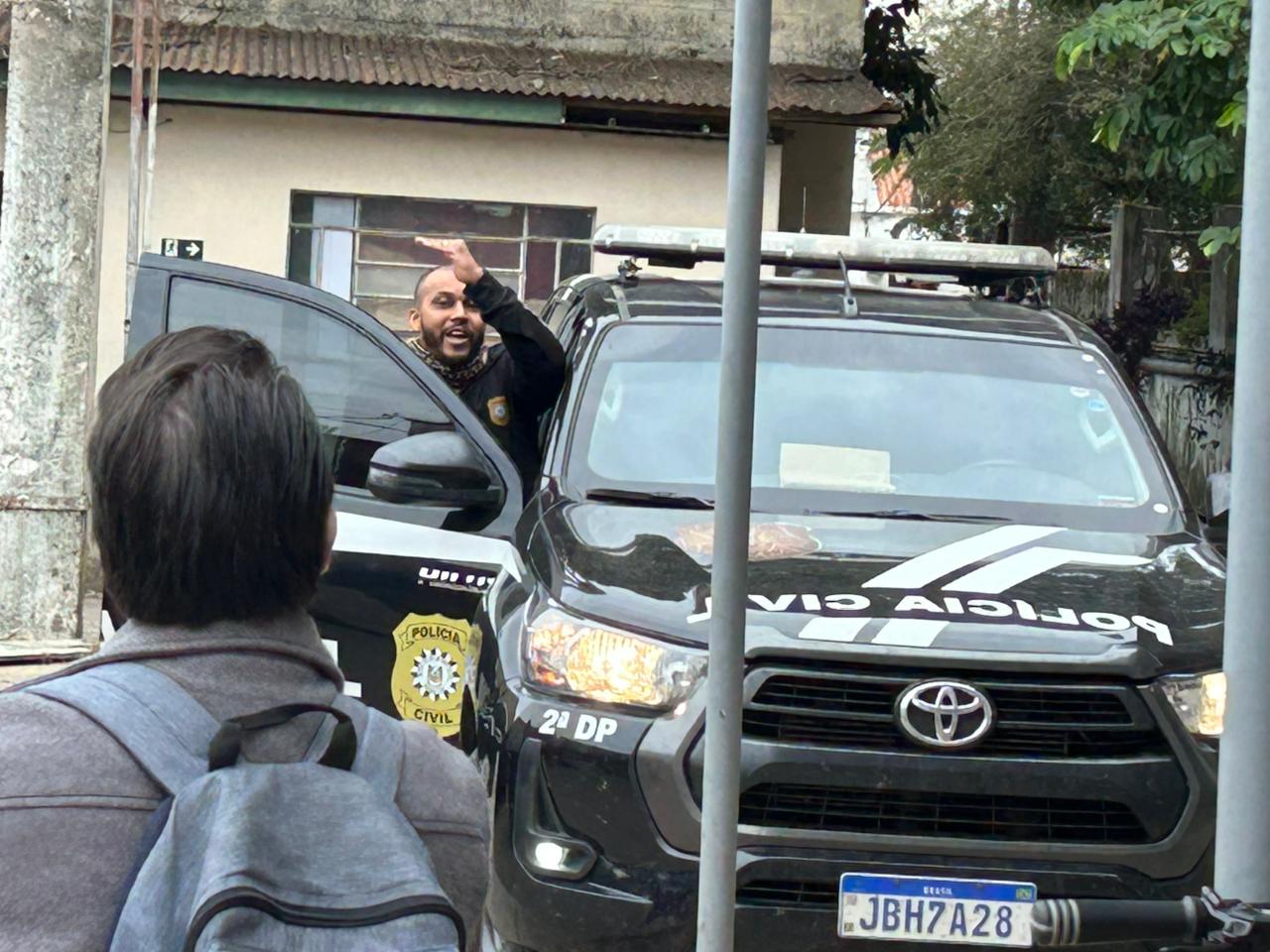 A Polícia desbloqueou o acesso principal à Prefeitura Municipal e bloqueou com viaturas emblemadas, durante o cumprimento dos mandados de busca e apreensão cumpridos na manhã desta quinta. Crétidos: Nilson Corrêa/JC.