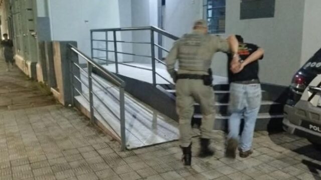 Pai é preso por agredir o próprio filho em Alegrete