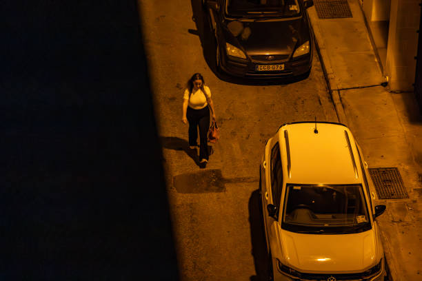 Medo da violência faz 41% das mulheres evitarem sair à noite