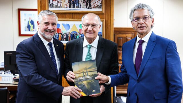Comitiva debate impacto dos freeshops com o presidente da República em exercício