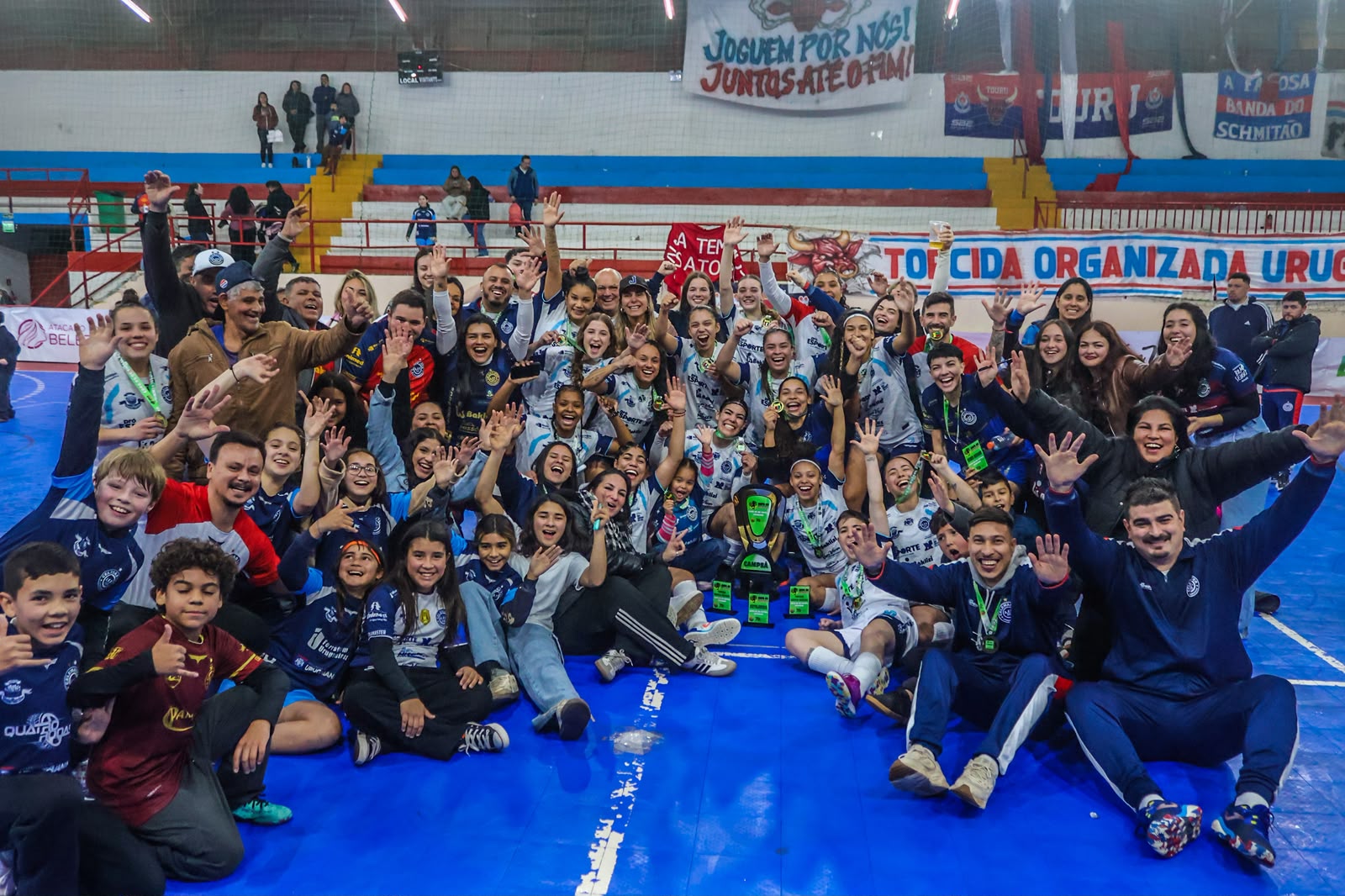 A festa tomou conta da quadra após o apito final, celebrando mais uma conquista. Créditos: Fernanda Malfussi.