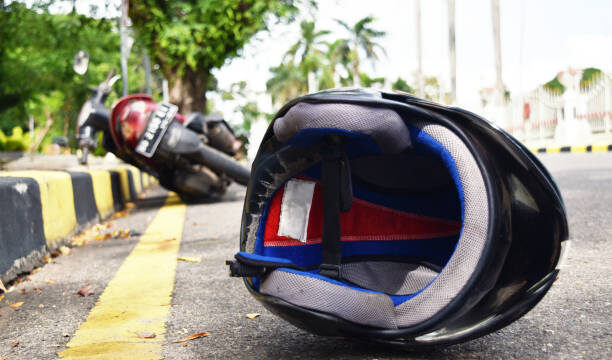 Motociclista perde controle após colisão e atropela adolescente