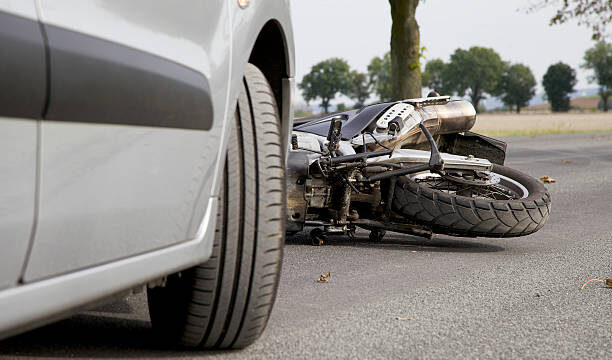 Sinistro envolveu um Renault Sandero e uma Honda Biz no km 573 da rodovia; vítima foi levada à Santa Casa em estado estável créditos: ilustração/iStock.