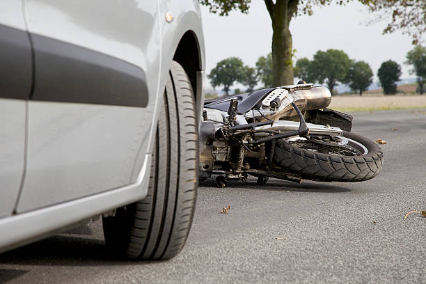 Sinistro envolveu um Renault Sandero e uma Honda Biz no km 573 da rodovia; vítima foi levada à Santa Casa em estado estável créditos: ilustração/iStock.