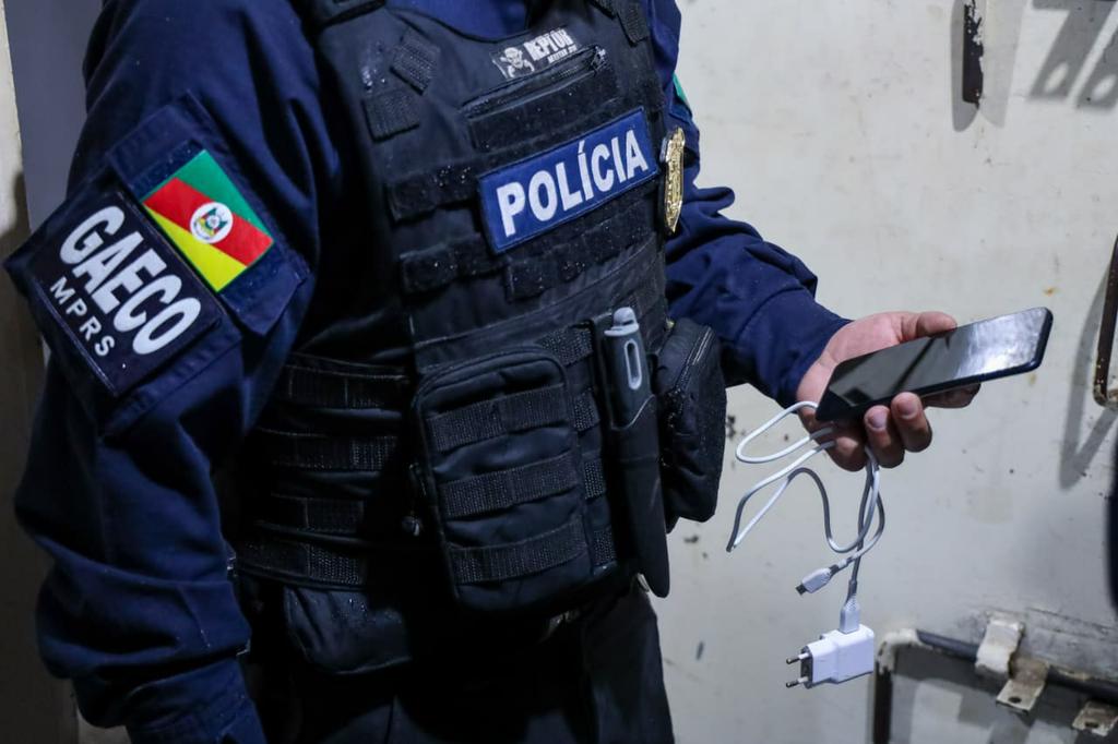 Celulares, notebooks, veículos, armas e dinheiro foram apreendidos durante a ofensiva realizada nesta quinta-feira, 11. Créditos das fotos: divulgação/MPRS.