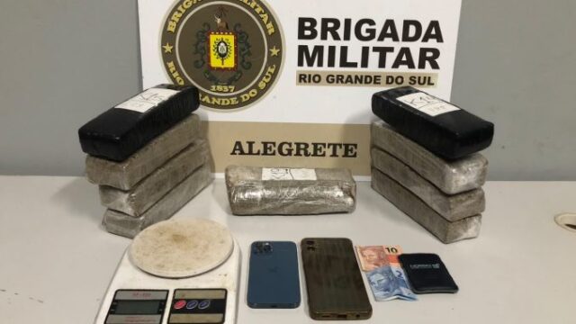 Dupla é presa com quase cinco quilos de maconha