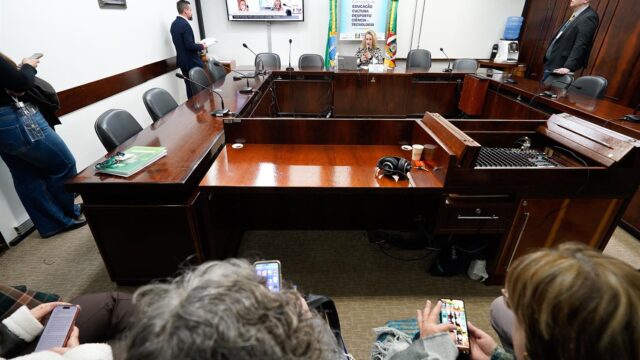 Comunidade escolar rejeita Colégio Tiradentes na Escola João Fagundes