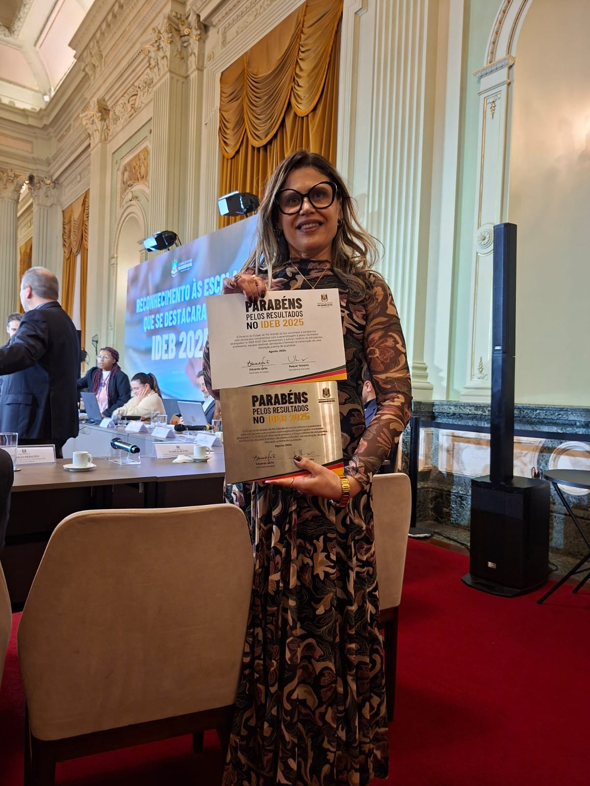 Diretora Simone Anessi representou a comunidade escolar durante solenidade. Crédito: divulgação.
