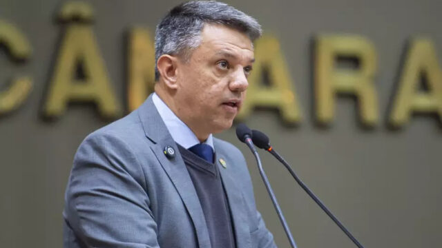 Coronel Ustra solicita retirada de materiais de campanha durante Desfile