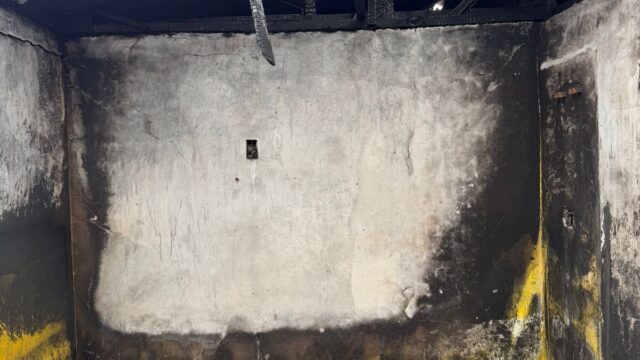 Incêndio destrói duas casas e família busca doações