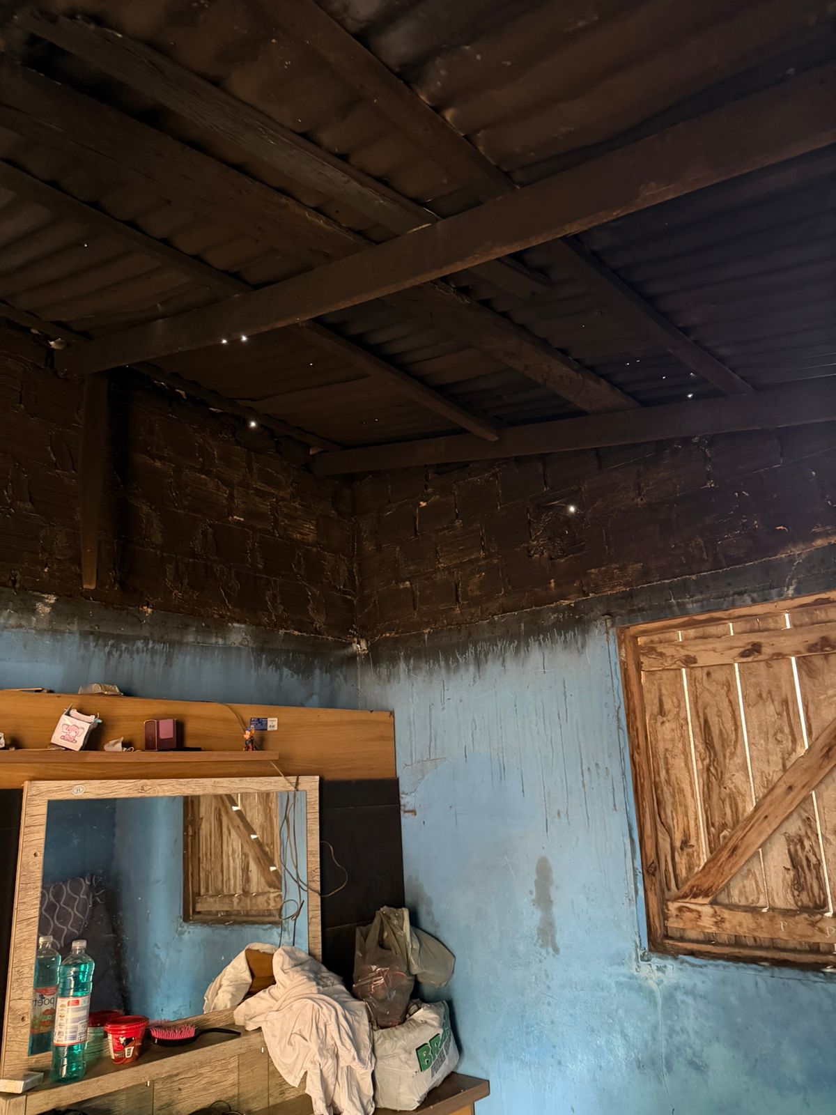 Famílias perderam móveis, eletrodomésticos, roupas e documentos no incêndio. Crédito: arquivo pessoal.