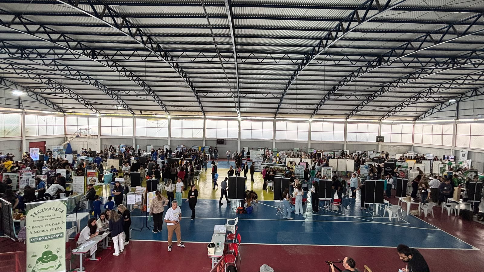 Primeira edição da Fecipampa reuniu cerca de 600 pessoas no Ginásio da EMEB Rui Barbosa.