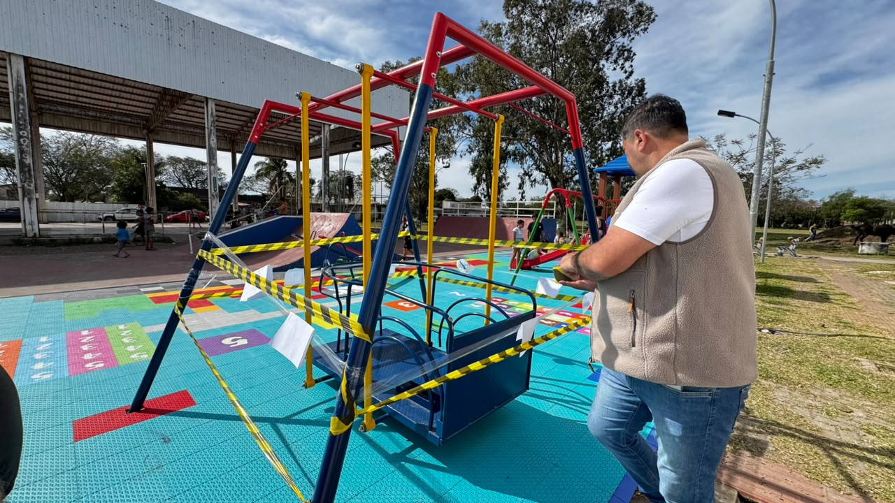 Brinquedos das praças modulares são danificados
